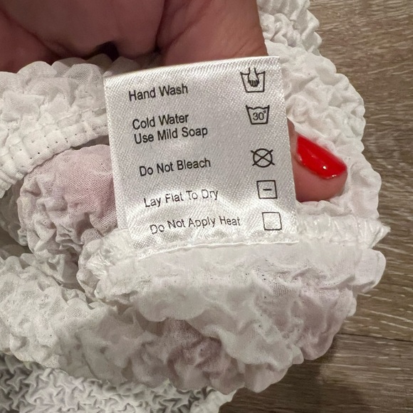 Elegant White Sleeveless Top size 2XL (I101)
Pit to pit 26” very stretchy - Picture 4 of 5